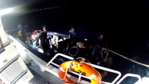 İzmir açıklarında sürüklenen lastik bottaki 3'ü çocuk 37 göçmen kurtarıldı