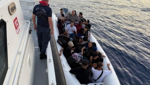 İzmir'de 31 düzensiz göçmen ve 1 kaçakçı yakalandı, 33 göçmen kurtarıldı