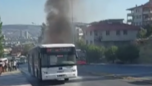 İzmir'de belediye otobüsü alev alev yandı: Yolcular canını zor kurtardı
