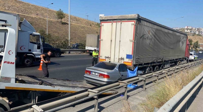 İzmir'de otomobil tıra çarptı: 1 ölü, 1 ağır yaralı