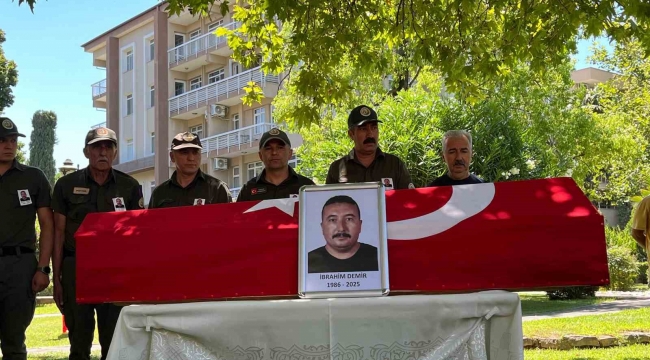 İzmir'deki yangında şehit olan orman personelinin cenazesi törenle memleketine uğurlandı