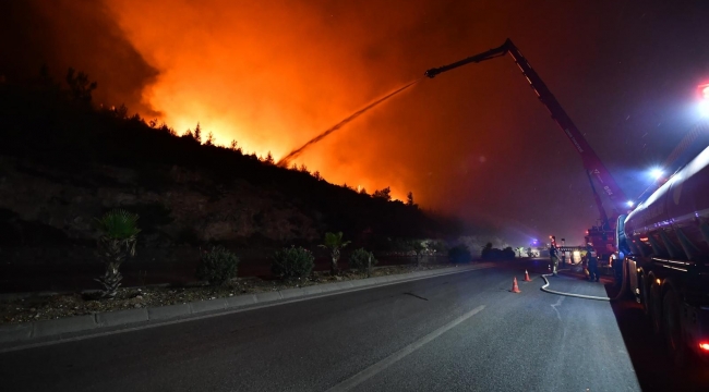 İzmir'in dört bir yanı alevlere teslim