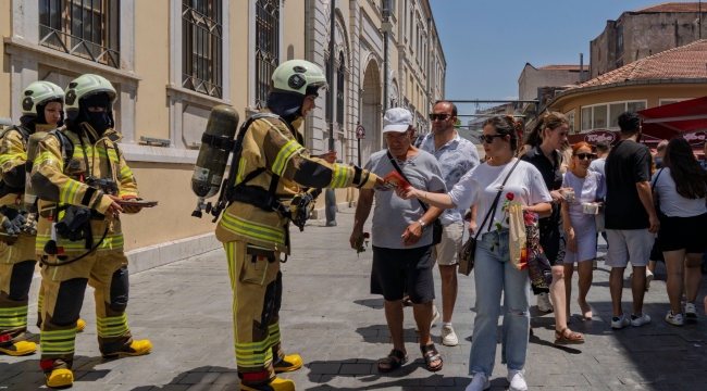 İzmir İtfaiyesi yangınlara dikkat çekmek için sokağa indi