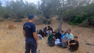 Denizde 13 göçmen kurtarıldı, karada 15 göçmen yakalandı