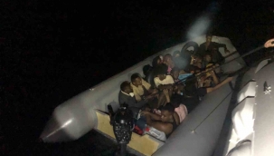 İzmir açıklarında 20 göçmen yakalandı