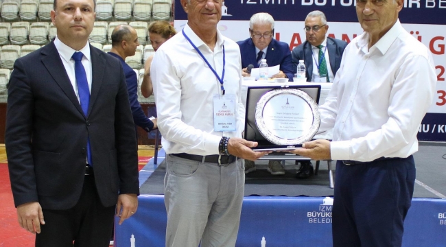 İzmir Büyükşehir Spor Kulübü'nde bayrak değişimi