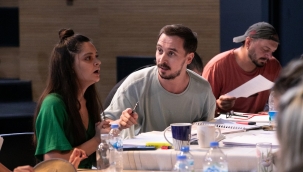 İzmir Şehir Tiyatroları "Cadı Kazanı"nın provalarına başladı