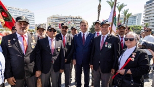 İzmirliler 30 Ağustos Zaferi'nin 103'üncü yıl dönümünü coşkuyla kutladı