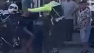 Motorlu trafik polisine tekmeli yumruklu saldırı