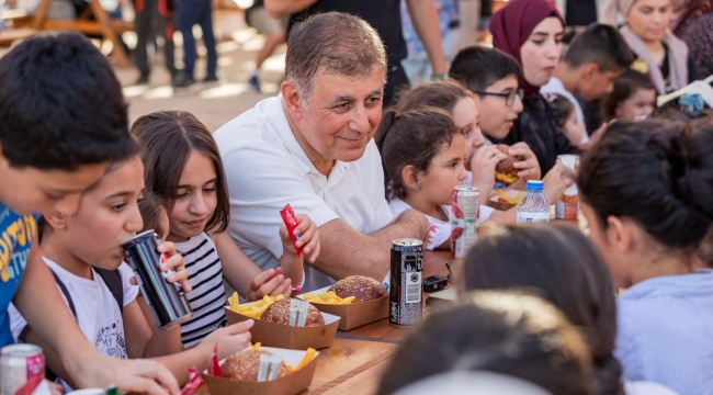 Başkan Tugay 94. İEF'de çocukları misafir etti
