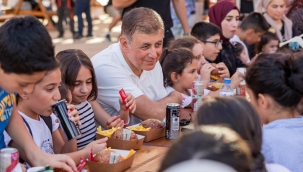 Başkan Tugay 94. İEF'de çocukları misafir etti