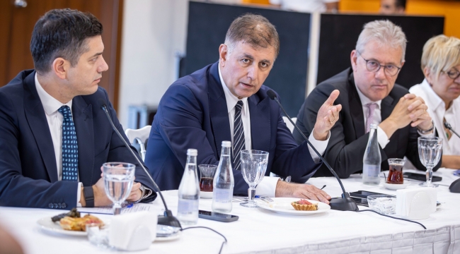 Başkan Tugay: İzmir'in kabuğunu kırması, öncü kent olması için çalışıy