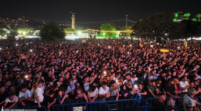 Ceza, İzmir'den barış mesajı verdi
