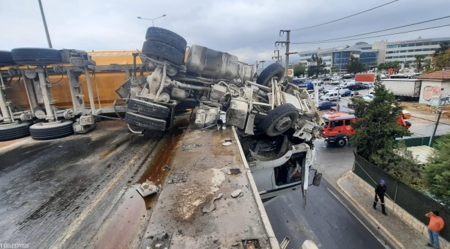İzmir İtfaiyesi kaza sonrası viyadükte asılı kalan tır şoförünü kurtardı