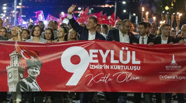 İzmir Marşı sokaklarda yankılandı