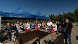 Minik eller toprakla buluştu