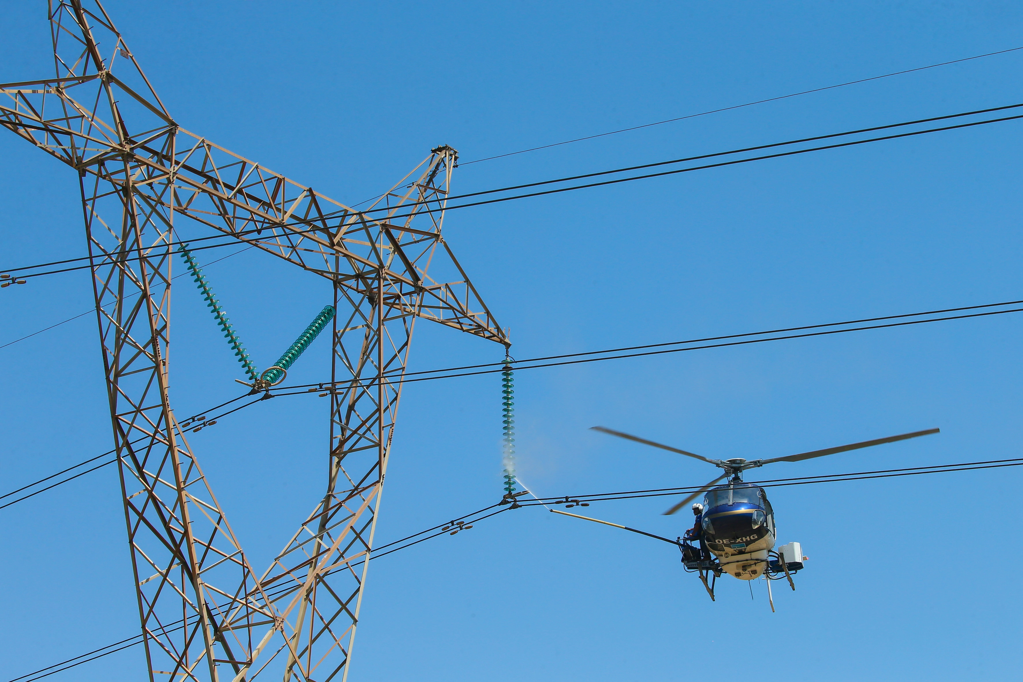 TEİAŞ'dan Enerji İletim Hatlarına Helikopterli Bakım