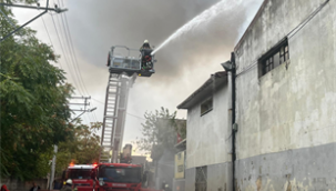 Bornova'daki depo yangınına hızlı müdahale 
