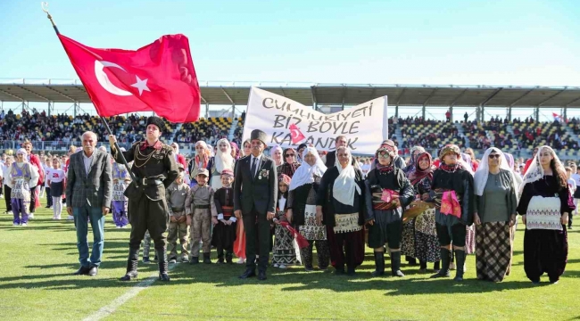 Cumhuriyet'in 102. yılı, İzmir'in Aliağa ilçesinde coşkuyla kutlandı.