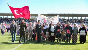 Cumhuriyet'in 102. yılı, İzmir'in Aliağa ilçesinde coşkuyla kutlandı.