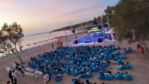 Gençler Büyükşehir'in Foça'daki kampında gönüllerince eğlendi