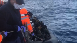 İzmir açıklarında 2 lastik bot durduruldu, 86 göçmen yakalandı