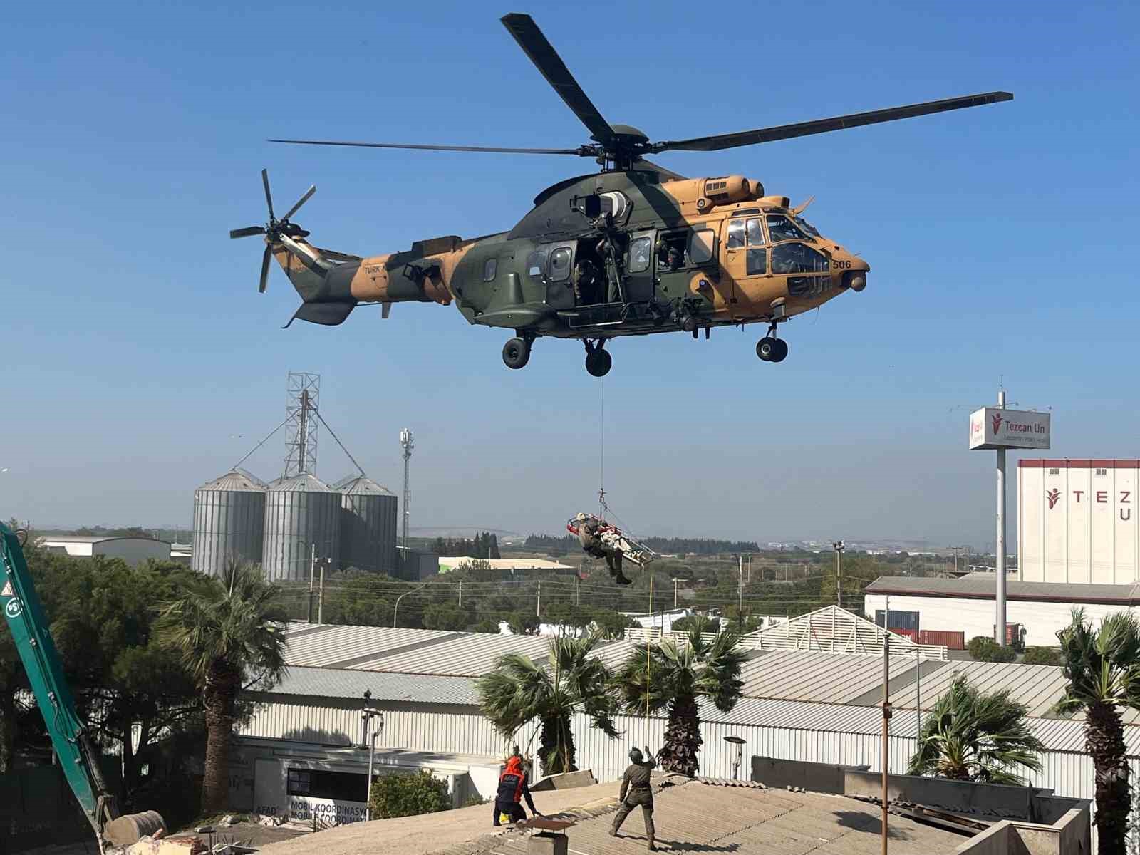 İzmir'de 6.6 büyüklüğünde depreme, helikopterle müdahale tatbikatı