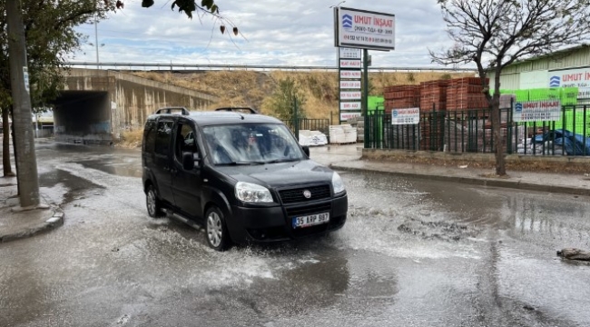 İzmir'de etkili olan sağanak sonrası yollar göle döndü