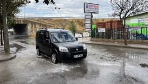 İzmir'de etkili olan sağanak sonrası yollar göle döndü