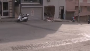 İzmir'de freni boşalan kamyon duvarı yıkıp eve girdi