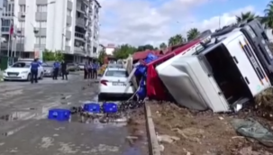İzmir'de kontrolden çıkan tırın 2 aracı ezdiği anlar kamerada
