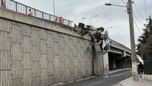 İzmir'de viyadükte askıda kalan tırın kaza anı kamerada