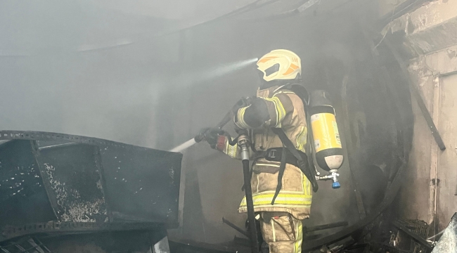 İzmir İtfaiyesi, Bornova'daki iş yeri yangınını kontrol altına aldı