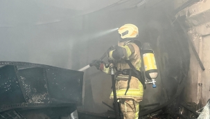 İzmir İtfaiyesi, Bornova'daki iş yeri yangınını kontrol altına aldı