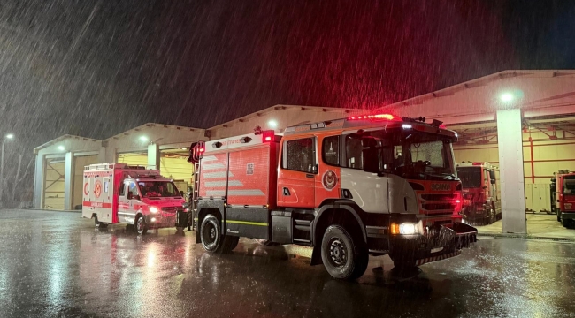 İzmir İtfaiyesi deprem sonrası destek için Sındırgı'da