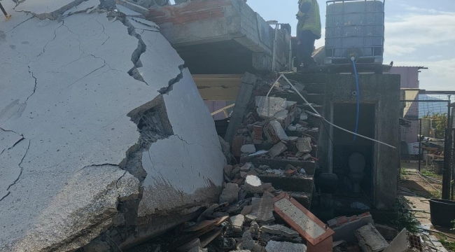 İzmir İtfaiyesi göçük altında kalan yurttaşı kurtardı