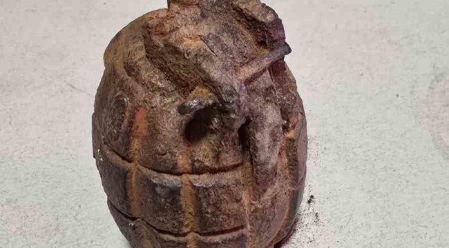 Tarlada el bombası bulundu