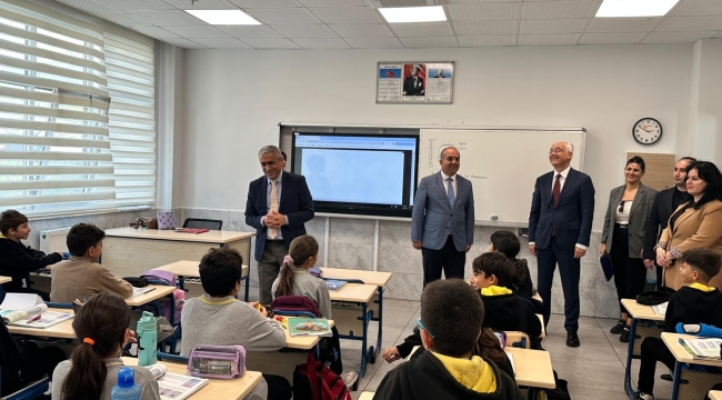 Aliağa 100. Yıl Ortaokulu'na "Beslenme Dostu ve Fiziksel Aktiviteyi Destekleyen İş Yeri" Belgesi