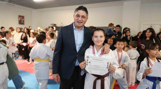 Aliağa Belediyesi Karate Kursu'nda 75 sporcu yeni kuşağına kavuştu