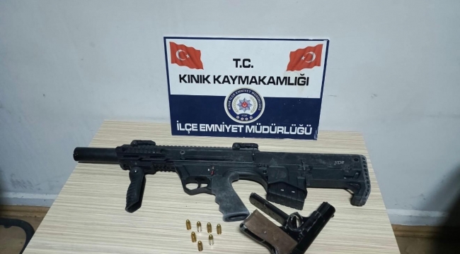 Kınık'ta ruhsatsız tabanca, otomatik tüfek ve çok sayıda mermi ele geçirildi.