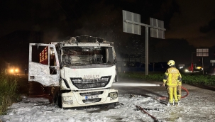 Aliağa'da kömür yüklü tır alev aldı