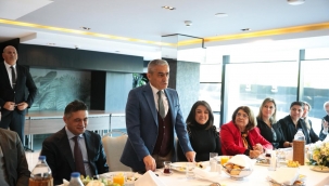 Aliağa'da muhtarlar ilçe protokolüyle yemekte bir araya geldi