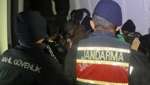 Dikili 'de 27 düzensiz göçmen ve 4 göçmen kaçakçısı yakalandı