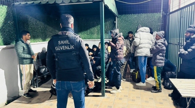 İzmir'de 20 düzensiz göçmen ve 1 göçmen kaçakçısı yakalandı 