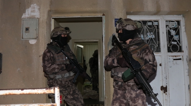 İzmir'de silahlı suç örgütüne şafak operasyonu: 28 gözaltı