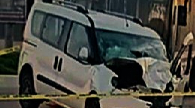 Menemen de Otobüsle hafif ticari araç çarpıştı: 1 ölü, 2 yaralı