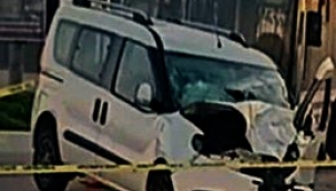 Menemen de Otobüsle hafif ticari araç çarpıştı: 1 ölü, 2 yaralı