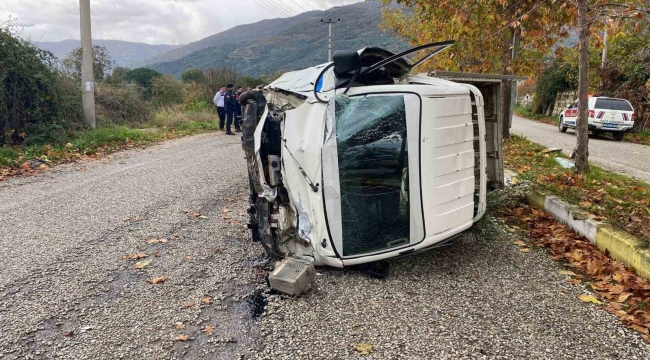 Traktöre çarpmamak için manevra yaptı, devrilen kamyonette yaralandı
