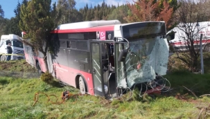 İzmir'de belediye otobüsü ile panelvan çarpıştı: 1 ölü, 8 yaralı