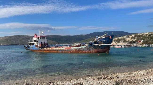 İzmir'de Demircili Sahili'ndeki hurda gemiye inceleme başlatıldı